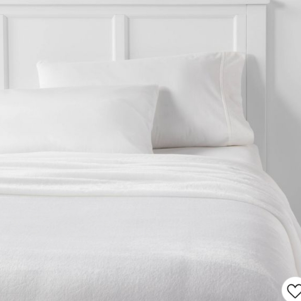 Room essantials plush white twin  xl blanket